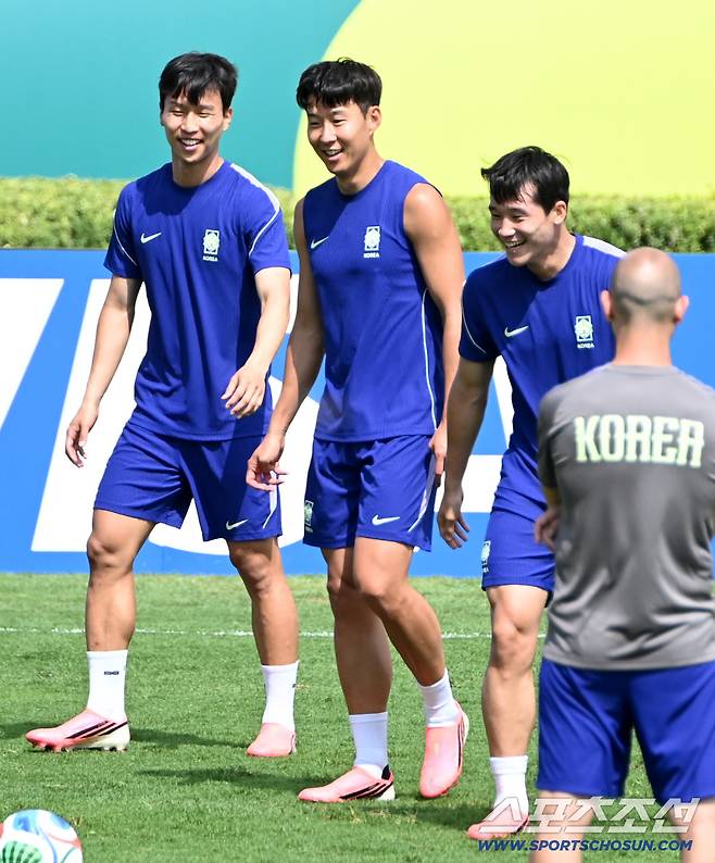 2026 북중미 월드컵 남아공전을 하루 앞둔 대한민국 월드컵 대표팀이 24일(한국시각) 멕시코 몬테레이 인근 산니콜라스의 에스타디오 우니베르시타리오에서 공식 훈련을 가졌다. 손흥민 이태석 엄지성이 론도 훈련을 펼치고 있다. 산니콜라스(멕시코)=허상욱 기자wook@sportschosun.com/2026.06.24/