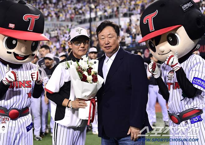 24일 잠실구장에서 열린 LG와 삼성의 주중 3연전 두 번째 경기. 프로 통산 700승을 달성한 LG 염경엽 감독이 선수단의 축하를 받고 있다. 잠실=송정헌 기자songs@sportschosun.com/2026.06.24/