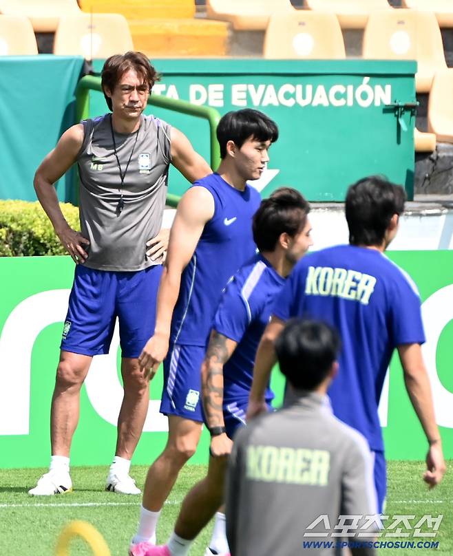 2026 북중미 월드컵 남아공전을 하루 앞둔 대한민국 월드컵 대표팀이 24일(한국시각) 멕시코 몬테레이 인근 산니콜라스의 에스타디오 우니베르시타리오에서 공식 훈련을 가졌다. 홍명보 감독이 선수들의 론도 훈련을 지켜보고 있다. 산니콜라스(멕시코)=허상욱 기자wook@sportschosun.com/2026.06.24/