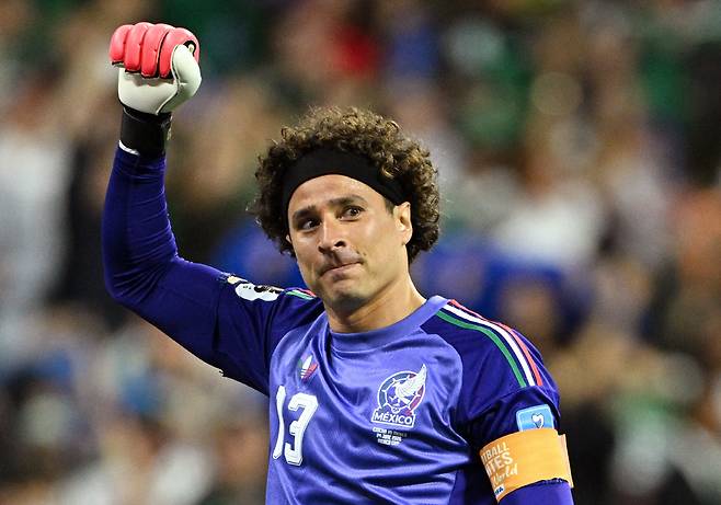 Soccer Football - FIFA World Cup 2026 - Group A - Czech Republic v Mexico - Estadio Azteca, Mexico City, Mexico - June 24, 2026 Mexico's Guillermo Ochoa celebrates after the match REUTERS/Annegret Hilse <저작권자(c) 연합뉴스, 무단 전재-재배포, AI 학습 및 활용 금지>