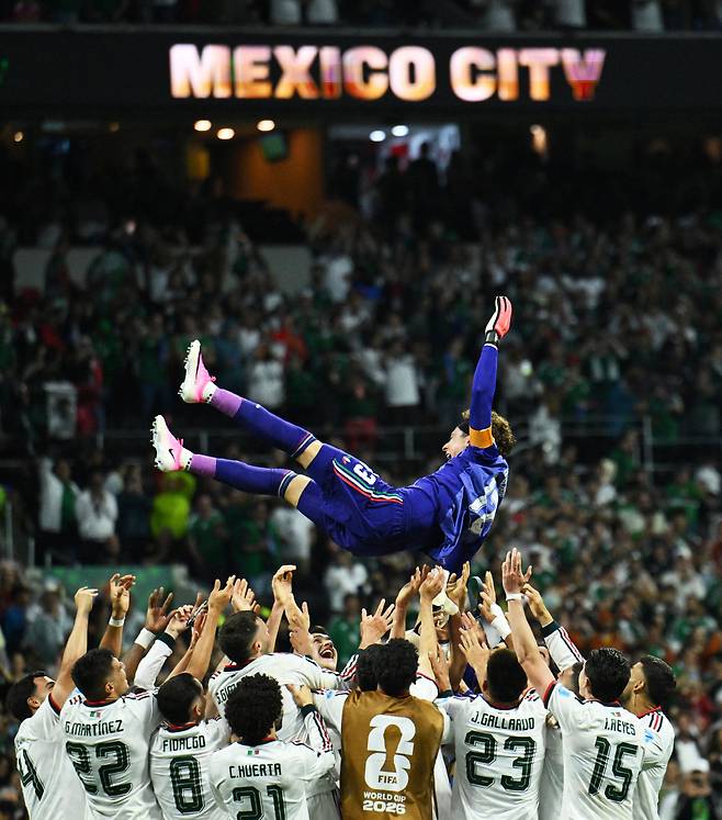 Soccer Football - FIFA World Cup 2026 - Group A - Czech Republic v Mexico - Estadio Azteca, Mexico City, Mexico - June 24, 2026 Mexico players throw Guillermo Ochoa in the air as they celebrate his first appearance in his sixth world cup REUTERS/Annegret Hilse<저작권자(c) 연합뉴스, 무단 전재-재배포, AI 학습 및 활용 금지>