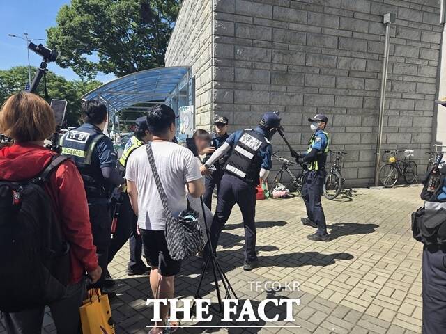 서울 송파구 올림픽공원 핸드볼경기장 개표소 봉쇄 시위 중 경찰관에게 침을 뱉은 40대 여성이 구속됐다. /안디모데 기자