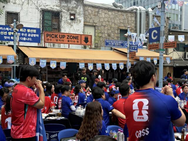 오비맥주 뷰잉펍 관중들이 대한민국의 득점을 바라며 경기를 관람하고 있다. (사진=지디넷코리아)