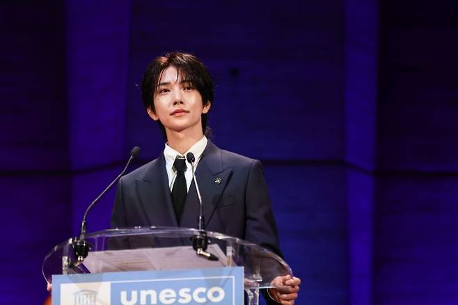 그룹 세븐틴 조슈아가 파리에서 유네스코 기념식 연설을 하고 있다. EPA연합뉴스