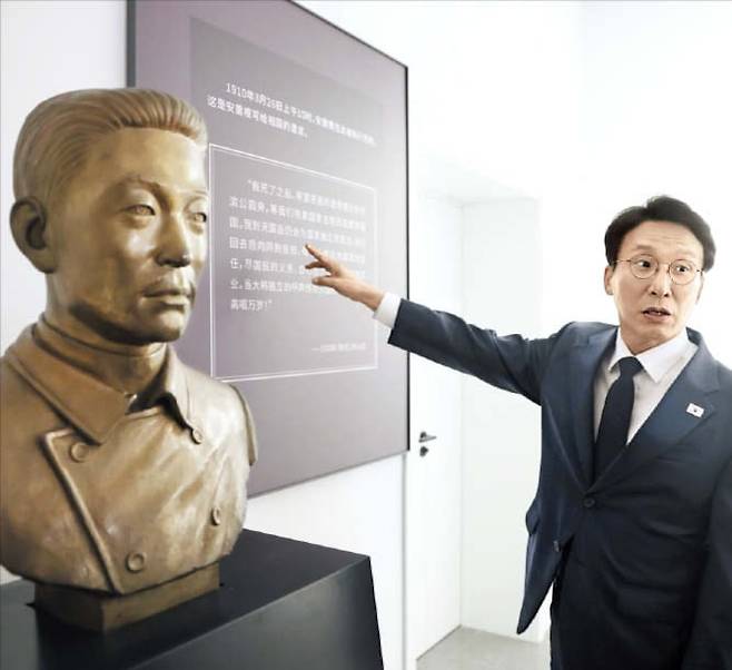 안중근 의사 순국한 뤼순 감옥 방문김민석 국무총리가 24일 안중근 의사가 수감돼 있다가 순국한 중국 다롄의 뤼순 감옥을 방문해 중국어로 번역된 안 의사의 유언 등을 보고 있다. /총리실
