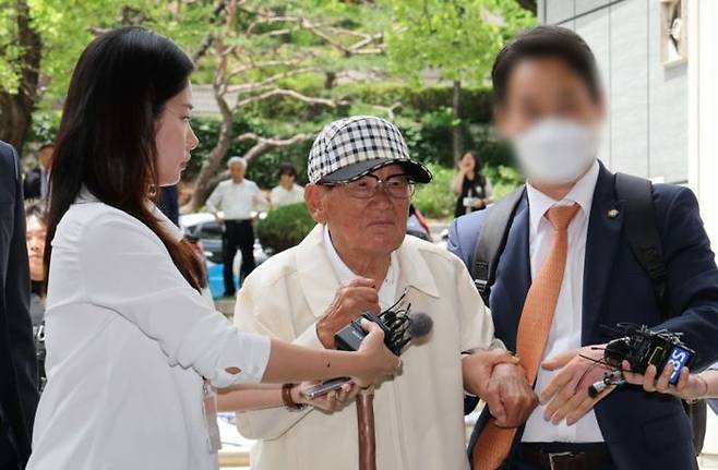정당법 위반 혐의를 받고 있는 이만희 신천지 총회장이 24일 서울 서초구 서울중앙지방법원에서 열린 구속 전 피의자 심문(영장실질심사)에 출석하고 있다.ⓒ연합뉴스