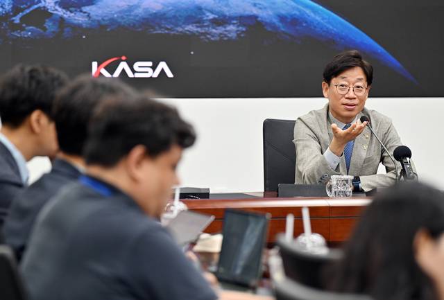 오태석 우주항공청장이 24일 경남 사천 우주항공청사에서 기자 간담회를 갖고 주요 정책과 사업 현황 등에 대해 발표하고 있다. 우주청 제공