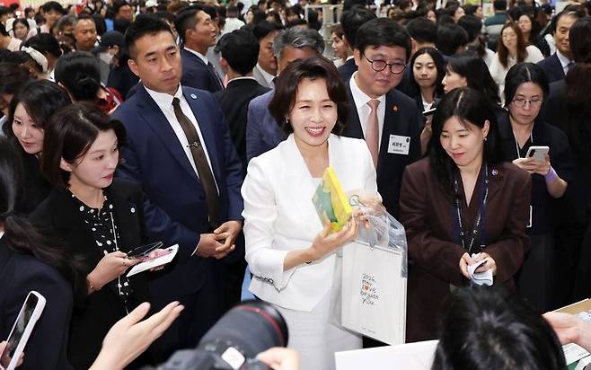 김혜경 여사가 지난 24일 서울 강남구 코엑스에서 열린 2026 서울국제도서전 개막식에서 전시관을 관람하고 있다. 청와대통신사진기자단