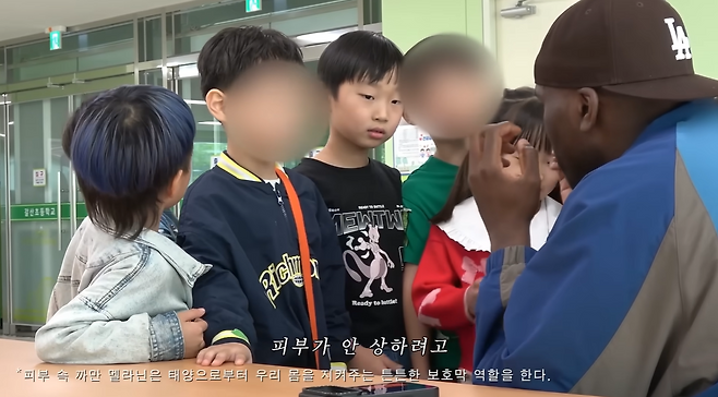 피부색에 관한 아이들의 질문에 답하고 있는 조나단. "햇빛으로부터 보호하기 위해 피부가 짙은 것"이라고 설명한다. 유튜브 '조나단' '초통령이 학교에 가면?' 영상 캡처