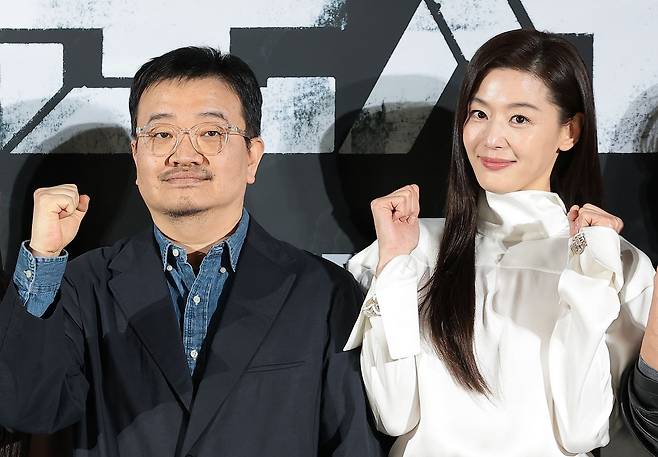 연상호 감독(왼쪽)이 좀비 액션 '군체'로 해외 150개국 선판매를 성사한 데 이어, 올하반기 개봉할 인공지능(AI) 소재 영화 '실낙원'도 선판매만으로 순제작비 전액을 회수했다. 사진은 지난달 6일 연 감독과 배우 전지현(오른쪽)이 서울 용산구 CGV용산아이파크몰에서 열린 영화 '군체' 제작보고회에 참석한 모습이다. 뉴스1