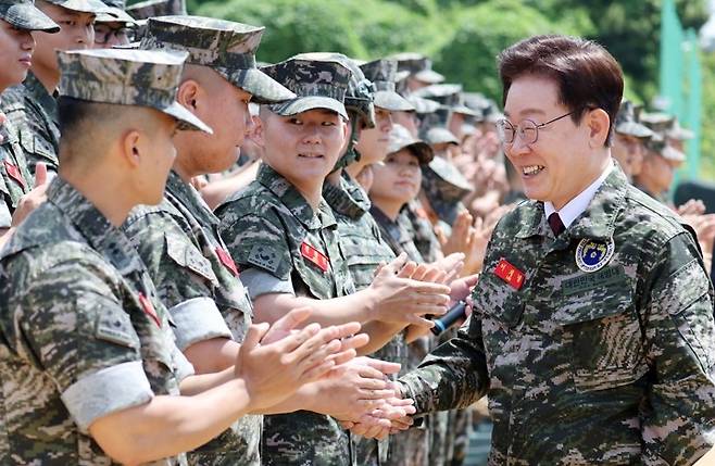 지난 24일 이재명 대통령이 인천 옹진군 해병대 연평부대에서 장병들과 인사하고 있다. 청와대통신사진기자단