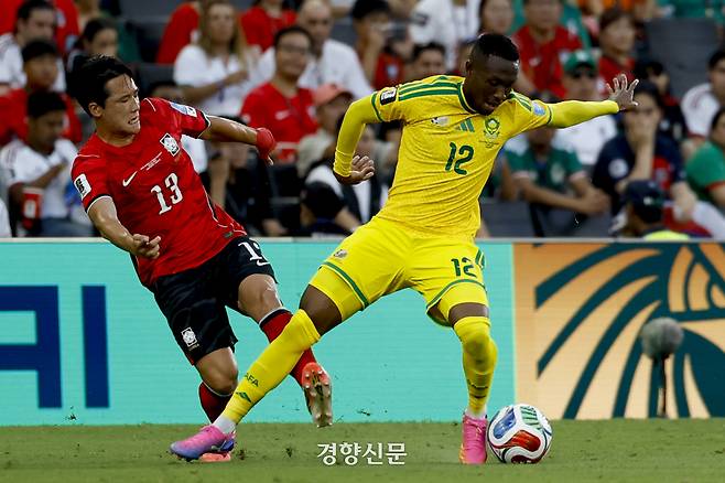 남아프리카공화국 축구대표팀 파펠로 마세코가 25일 (한국 시간)  멕시코 몬테레이 스타디움에서 열린 2026 북중미 월드컵 조별리그 A조 남아프리카공화국과의 경기에서  볼경합을 하고 있다. 2026.06.25 몬테레이(멕시코) | 문재원 기자