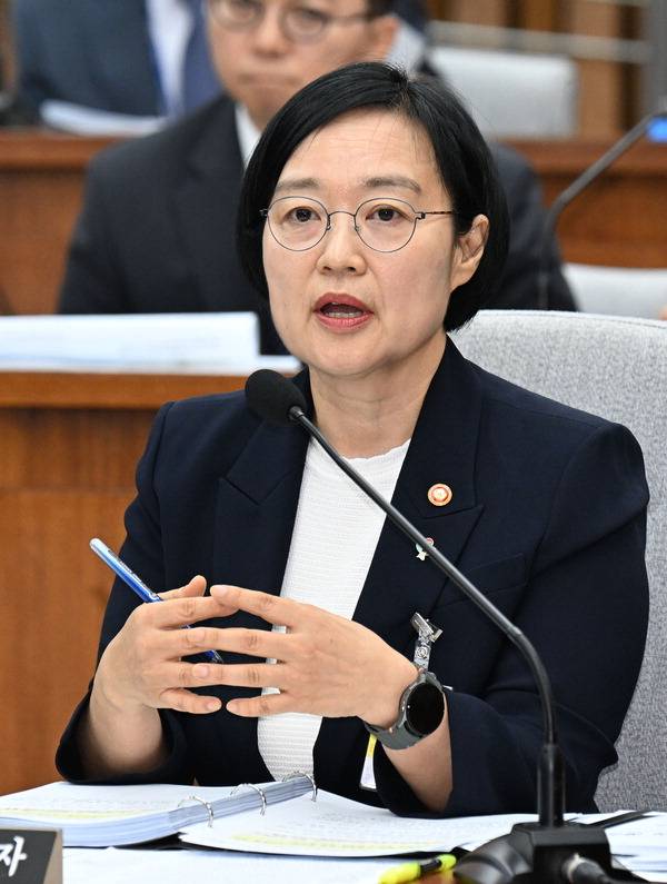 한성숙 국무총리 후보자가 25일 인사청문회에서 답변하고 있다.  김정록 기자