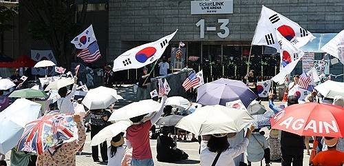 더위에도 계속되는 봉쇄 시위. 연합뉴스