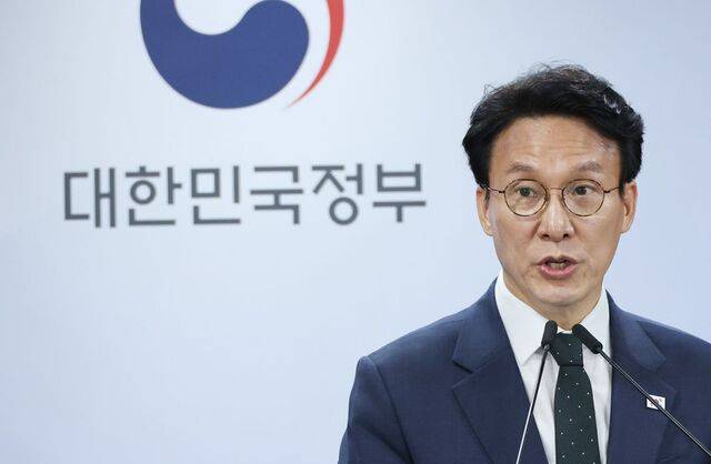 김민석 국무총리가 25일 정부서울청사에서 검찰개혁 관련 현안 브리핑을 하고 있다. 김 총리는 검사의 보완수사권 완전 폐지가 정부의 공식 입장이라며 검찰개혁 정부안을 국회에 제출하지 않겠다고 밝혔다. 연합뉴스