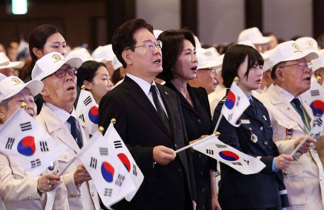 이재명 대통령과 김혜경 여사가 25일 경기도 수원컨벤션센터에서 열린 6·25전쟁 제76주년 기념식에 참석해 참전용사들과 함께 기념 노래를 제창하고 있다. 수원=김지훈 기자