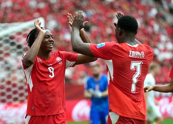 24일(현지시간) 캐나다 밴쿠버에서 열린 2026 FIFA 월드컵 조별리그 B조 스위스 대 캐나다의 경기에서 스위스의 요한 만잠비가 팀의 두 번째 골을 성공시킨 후 자축하고 있다. EPA=연합뉴스)