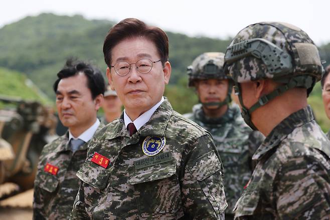 이재명 대통령이 지난 24일 인천시 옹진군 해병대 연평부대에서 화력장비를 시찰하고 있다. [청와대통신사진기자단]