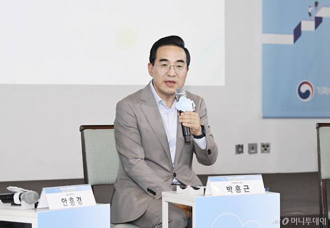 [서울=뉴시스] 박홍근 기획예산처 장관이 24일 오후 서울 중구 정동 1928 아트 센터에서 열린 '중장기 국가발전전략 타운홀 미팅'에 참석해 발언하고 있다. (사진=기획예산처 제공) 2026.06.24. photo@newsis.com *재판매 및 DB 금지 /사진=류현주
