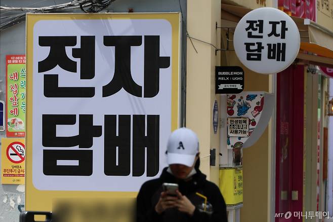 서울의 한 액상 및 전자담배 판매점 모습. 담배사업법 개정에 따라 담배 정의가 확대되면서 합성니코틴을 원료로 한 액상형 전자담배도 일반담배(궐련)와 똑같은 규제를 받게 됐다./사진=뉴시스