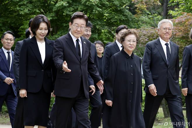 [김해=뉴시스] 최동준 기자 = 이재명 대통령과 김혜경 여사, 문재인 전 대통령, 권양숙 여사와 23일 경남 김해시 봉하마을에서 열린 노무현 전 대통령 서거 17주기 추도식에 입장하고 있다. 2026.05.23. photocdj@newsis.com /사진=최동준