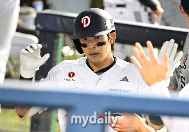2026년 5월 28일 오후 서울 잠실구장에서 열린 '2026 신한 SOL KBO리그' KT 위즈와 두산 베어스의 경기. 두산 김민석이 8회말 2사 후 솔로 홈런을 친 뒤 기뻐하고 있다./마이데일리