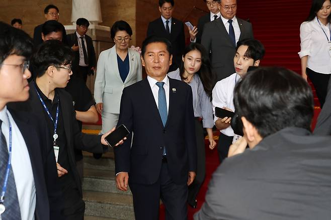 정청래 더불어민주당 대표가 24일 국회에서 열린 최고위원회의에서 대표직 사퇴 의사를 밝힌 뒤 회의장을 나서고 있다. [연합]