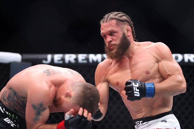 지난 해 3월 9일 UFC 313에서 저스틴 게이치에게 숏훅을 연타하는 라파엘 피지예프. [UFC 제공]