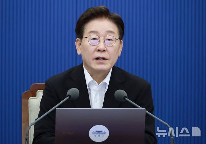 [서울=뉴시스] 최동준 기자 = 이재명 대통령이 25일 청와대에서 열린 수석보좌관회의에서 발언하고 있다. (청와대통신사진기자단) 2026.06.25. photocdj@newsis.com