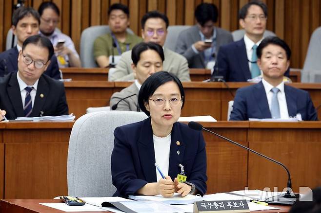[서울=뉴시스] 조성봉 기자 = 한성숙 국무총리 후보자가 25일 서울 여의도 국회에서 열린 인사청문회에서 의원 질의에 답변하고 있다. 2026.06.25. suncho21@newsis.com