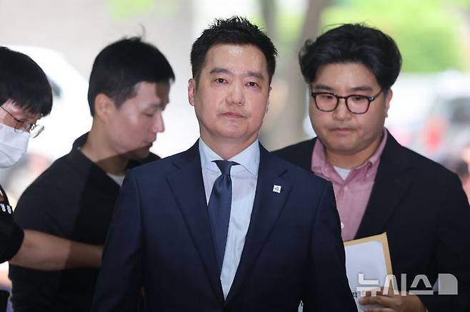 [서울=뉴시스] 권창회 기자 = 유명 먹방 유튜버 쯔양(본명 박정원)을 상대로 허위 사실을 유포하고 사생활을 폭로하는 내용의 콘텐츠를 반복 방송한 혐의를 받는 유튜브 채널 가로세로연구소(가세연) 운영자 김세의씨가 첫 재판에 불출석하면서 기일이 연기됐다. 사진은 김씨가 지난달 26일 서울 서초구 서울중앙지법에서 열린 구속 전 피의자 심문(영장실질심사)에 출석하는 모습. 2026.06.25. kch0523@newsis.com