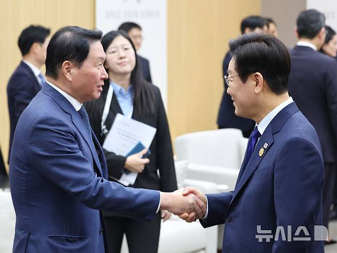 [경주=뉴시스] 고범준 기자 = 이재명 대통령이 31일 APEC 정상회의 장소인 경북 경주화백컨벤션센터(HICO)에서 최태원 SK그룹 회장과 악수하고 있다. (대통령실통신사진기자단) 2025.10.31. bjko@newsis.com