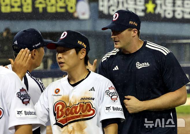 [서울=뉴시스] 박주성 기자 = 27일 오후 서울 송파구 잠실야구장에서 열린 2026 신한 SOL KBO리그 KT 위즈 대 두산 베어스의 경기, 두산이 KT에게 5대0 승리를 거둔 후 선발 투수 벤자민이 김원형 감독과 코칭스테프와 기쁨을 나누고 있다. 2026.05.27. park7691@newsis.com