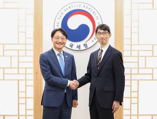 악수하는 한일 국세청 수장 (세종=연합뉴스) 임광현 국세청장(왼쪽)이 24일 에지마 가즈히코 일본 국세청장과 서울에서 만나 악수하고 있다. [국세청 제공. DB 및 재판매 금지]