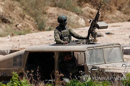 레바논 국경 인근 지역을 순찰하는 이스라엘군 병사 [AFP=연합뉴스 제공]