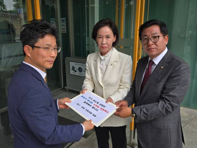 ▲국민의힘 이인선, 이상휘 의원(오른쪽)이 25일 청와대를 방문해 정을호 정무비서관(오른쪽)에게 대구·경북 국회의원 일동 명의의 건의서를 전달했다.ⓒ이상휘 의원실 제공