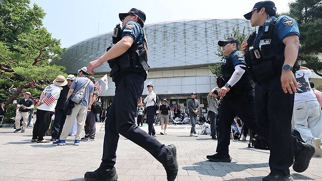 서울 송파구 올림픽공원 핸드볼경기장 부근에서 경찰이 근무를 서고 있다.