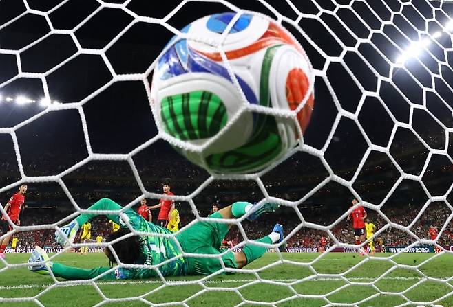 뻥 뚫린 스리백 - 25일(한국시간) 열린 2026 국제축구연맹(FIFA) 북중미월드컵 조별리그 A조 최종전 한국과 남아프리카공화국의 경기에서 후반 18분 남아공의 타펠로 마세코가 왼발로 찬 공이 한국 골키퍼 김승규(가운데)의 옆을 지나 골문에 들어가고 있다. ﻿ 과달루페 로이터 연합뉴스