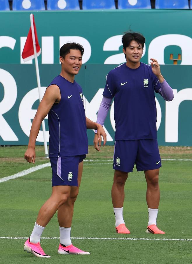 한국 축구대표팀의 오현규(왼쪽)와 설영우가 23일(현지 시간) 멕시코 몬테레이 에스타디오 우니베르시타리오에서 팀 동료들과 훈련하고 있다. 연합뉴스