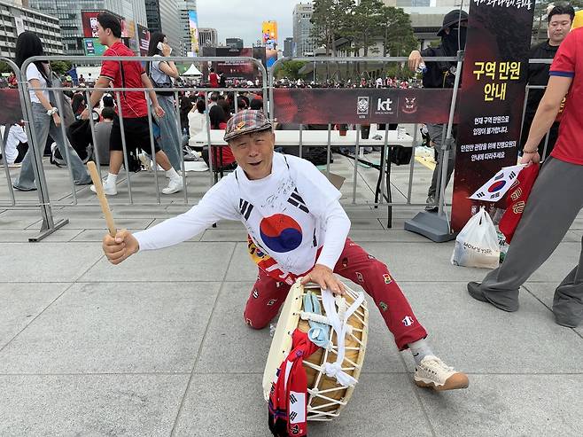 25일 서울 광화문광장에서 권태균(74) 아리랑응원단장이 거리응원에 나서고 있다. 남소정 기자