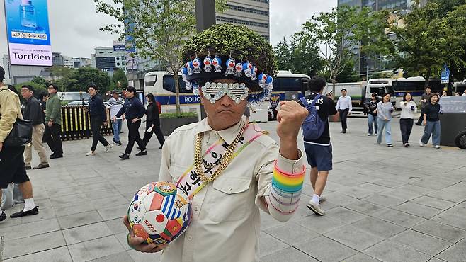 25일 서울 광화문광장에서 최원길(64) 씨가 축구경기 거리응원에 나서고 있다. 채민석 기자