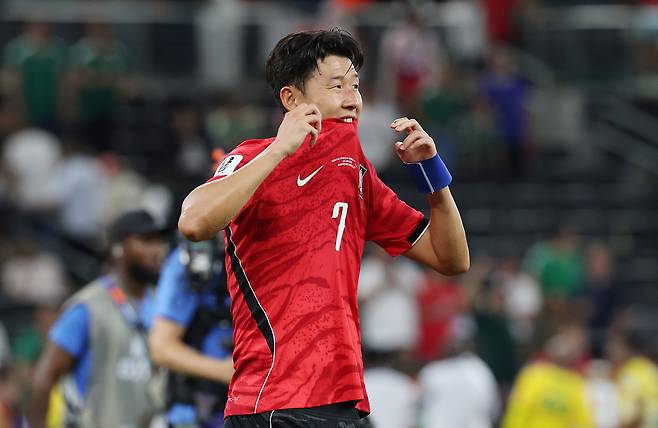 축구대표팀 손흥민이 25일 북중미 월드컵 남아공전 패배 후 아쉬워 하고 있다. 연합뉴스
