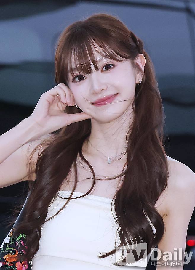 Chinese actress Qian Ximei successfully completed all her schedules in Korea and departed for China via Incheon International Airport on the evening of the 25th. Qian Ximei left the airport with a bright demeanor, perfectly pulling off a trendy Korean pose.