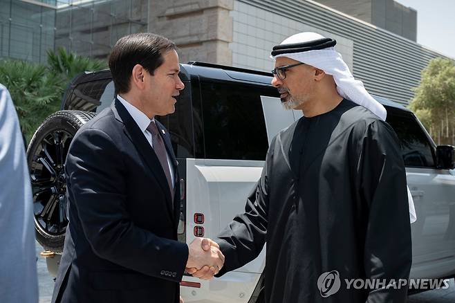 루비오 미국 국무장관과 아부다비 왕세자 (UAE 대통령궁 제공 아부다비 EPA=연합뉴스) 2026년 6월 24일 UAE 아부다비에서 칼레드 빈 모하메드 빈 자예드 알 나얀 아부다비 왕세자(오른쪽)가 마코 루비오 미국 국무장관과 악수하고 있다. [UAE 대통령궁 제공 사진. 보도용으로만 사용 허용. 판매 금지] 2026.6.24.