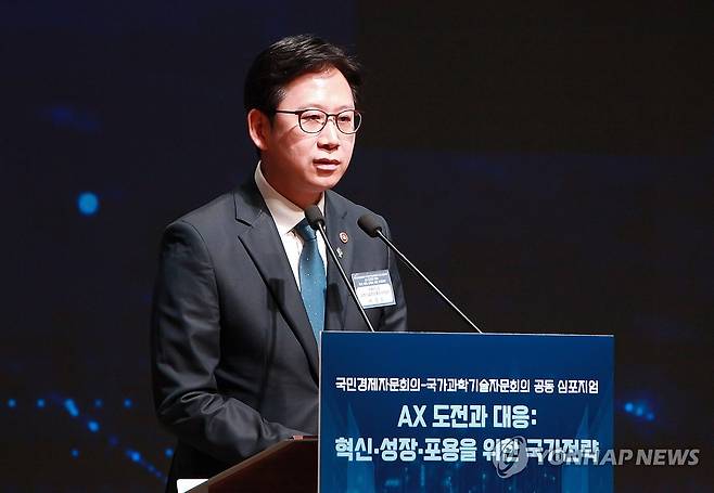 축사하는 배경훈 부총리 (서울=연합뉴스) 배경훈 부총리 겸 과학기술정보통신부 장관이 25일 서울 중구 대한상공회의소에서 'AX 도전과 대응, 혁신 성장 포용을 위한 국가전략'을 주제로 열린 공동 심포지엄에서 축사하고 있다. 2026.6.25 [국가과학기술자문회의 제공. 재판매 및 DB 금지] photo@yna.co.kr