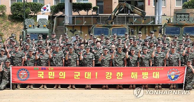 이재명 대통령, 해병대 연평부대원들과 기념 촬영 (연평도=연합뉴스) 김도훈 기자 = 이재명 대통령이 24일 인천시 옹진군 해병대 연평부대에서 장병들과 기념 촬영을 하고 있다. 2026.6.24 [청와대통신사진기자단] superdoo82@yna.co.kr