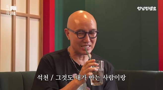 Broadcaster Hong Seok-cheon appeared on the YouTube channel Hello - Single Life and candidly revealed a tumultuous love affair, including his cohabitation life with past foreign partners and the demands for solatium he faced during the breakup process. Hong Seok-cheon stated that he paid solatium to his American partner with whom he had cohabited for four years, but later discovered that he had started a new relationship with an acquaintance of his.