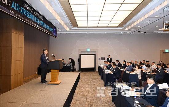 ▲ 한국은행 울산본부와 울산상공회의소가 공동주최한 2026년도 울산지역경제세미나가 '울산의 AX: AI가 지역경제에 미치는 영향과 경쟁력 강화 방안'을 주제로 25일 롯데호텔 울산에서 열렸다. 최정태 한국은행 울산본부장이 개회사를 하고 있다. 김동수기자 dskim@ksilbo.co.kr
