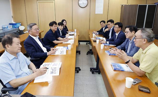 <대한경제>와 한국PC기술협회, 한국면진제진협회 관계자들이 25일 데이터센터 PCㆍ면진화 표준모델 개발을 위한 간담회를 진행했다. / 안윤수기자ays77@