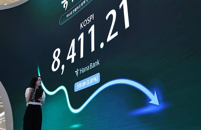 26일 한국거래소에 따르면 이날 코스피 지수는 전 거래일 대비 519.09포인트(5.81%) 내린 8411.21에 장을 마감했다. 이날 코스피 지수가 급락하면서 오전 매도 사이드카에 이어 오후에는 서킷브레이커가 발동됐다.(출처=연합뉴스)